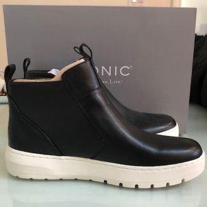 VIONIC Brinkley Boot 8